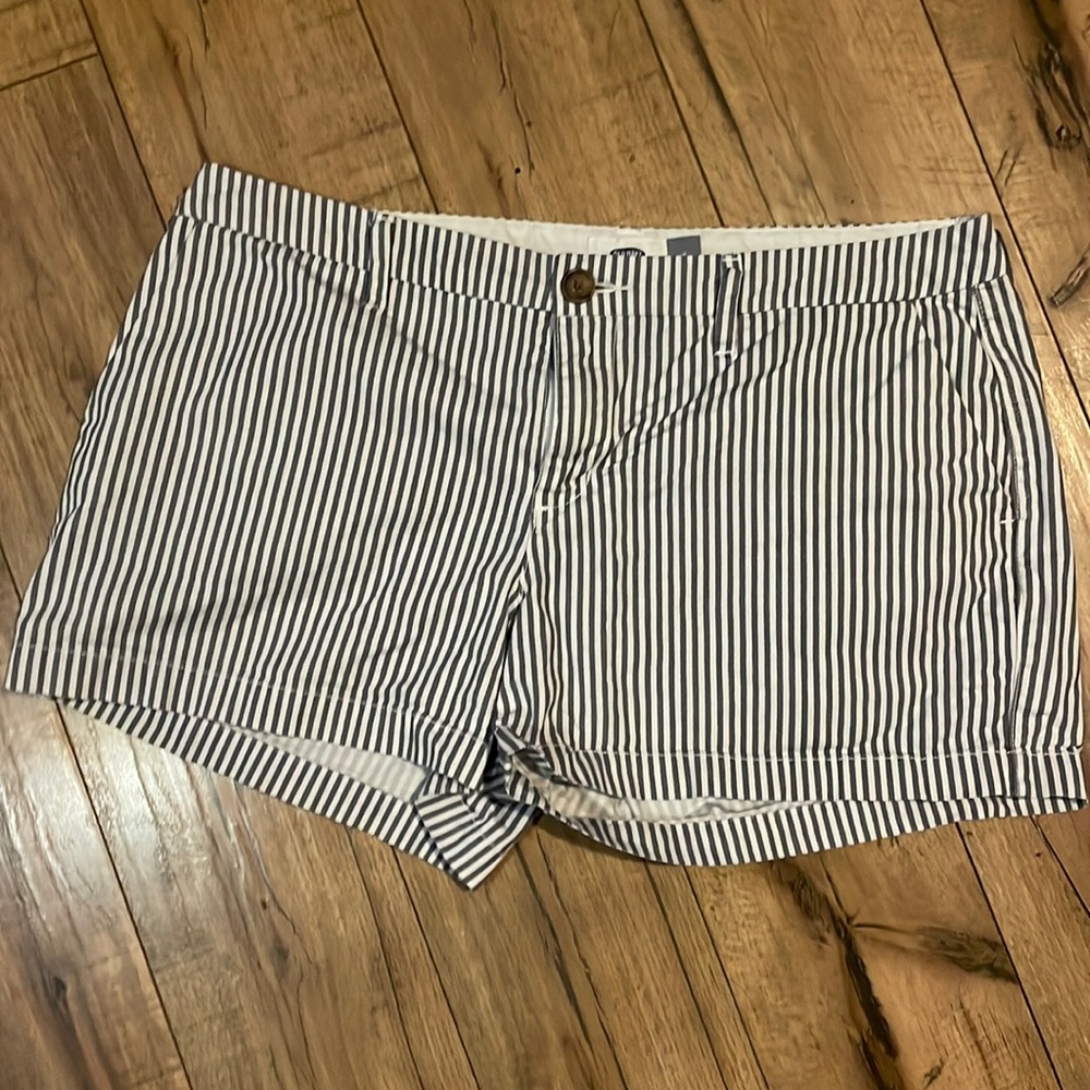 ⭐️Old Navy Size 8 Pinstripe shorts⭐️
